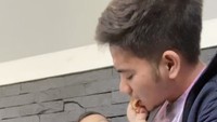 Momen manis direkam Rizki DA saat suap menyuap buah jeruk dengan sang anak. Syaki suapin abi, tulis pria 26 tahun itu. Foto: da2_rizki123