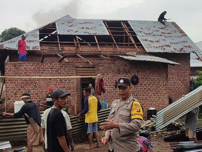 Rumah di Lubuklinggau rusak dihantam angin puting beliung.