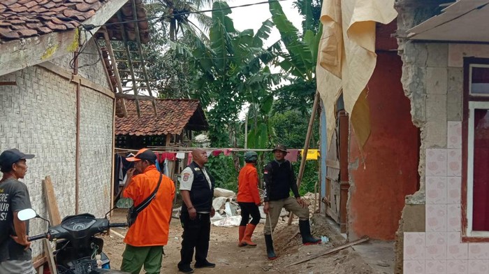 Rumah di Sukabumi yang rusak imbas gempa M 4,0 di Bogor.