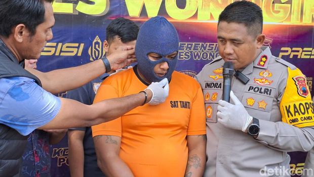 Sarmo (35) tersangka pembunuhan dengan korban dua orang yang ditemukan telah menjadi kerangka, dihadirkan dalam konferensi pers Polres Wonogiri, Sabtu (9/12/2023).