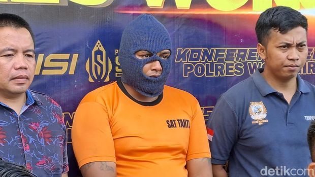 Sarmo (35) tersangka pembunuhan dengan korban dua orang yang ditemukan telah menjadi kerangka, dihadirkan dalam konferensi pers Polres Wonogiri, Sabtu (9/12/2023).