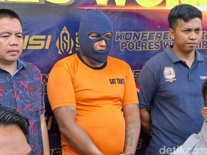 Sarmo (35) tersangka pembunuhan dengan korban dua orang yang ditemukan telah menjadi kerangka, dihadirkan dalam konferensi pers Polres Wonogiri, Sabtu (9/12/2023).