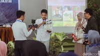 Peserta mengikuti praktek belajar membuat video saat pelatihan Digital Entrepreneurship Academy (DEA) yang diselenggarakan di Gedung Serbaguna Dewakang, Kabupaten Pangkajene dan Kepulauan (Pangkep), Sulawesi Selatan.