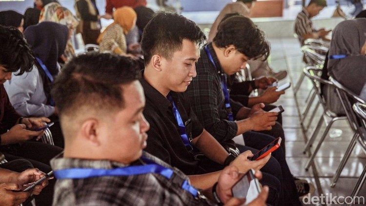 Peserta mengikuti praktek belajar membuat video saat pelatihan Digital Entrepreneurship Academy (DEA) yang diselenggarakan di Gedung Serbaguna Dewakang, Kabupaten Pangkajene dan Kepulauan (Pangkep), Sulawesi Selatan.