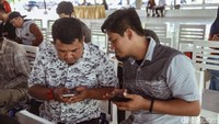 Peserta mengikuti praktek belajar membuat video saat pelatihan Digital Entrepreneurship Academy (DEA) yang diselenggarakan di Gedung Serbaguna Dewakang, Kabupaten Pangkajene dan Kepulauan (Pangkep), Sulawesi Selatan.