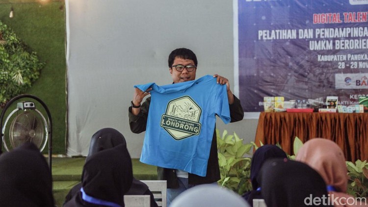Peserta mengikuti praktek belajar membuat video saat pelatihan Digital Entrepreneurship Academy (DEA) yang diselenggarakan di Gedung Serbaguna Dewakang, Kabupaten Pangkajene dan Kepulauan (Pangkep), Sulawesi Selatan.