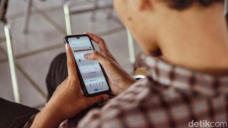 Peserta mengikuti praktek belajar membuat video saat pelatihan Digital Entrepreneurship Academy (DEA) yang diselenggarakan di Gedung Serbaguna Dewakang, Kabupaten Pangkajene dan Kepulauan (Pangkep), Sulawesi Selatan.