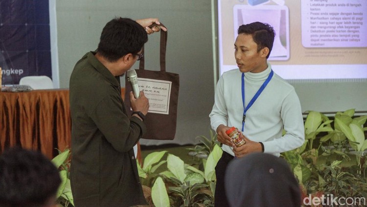 Peserta mengikuti praktek belajar membuat video saat pelatihan Digital Entrepreneurship Academy (DEA) yang diselenggarakan di Gedung Serbaguna Dewakang, Kabupaten Pangkajene dan Kepulauan (Pangkep), Sulawesi Selatan.