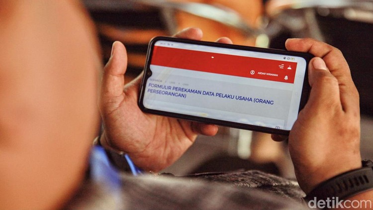 Peserta mengikuti praktek belajar membuat video saat pelatihan Digital Entrepreneurship Academy (DEA) yang diselenggarakan di Gedung Serbaguna Dewakang, Kabupaten Pangkajene dan Kepulauan (Pangkep), Sulawesi Selatan.
