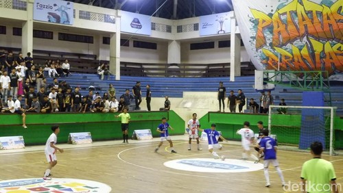 SMAN 3 Denpasar vs SMA Tunas Daud saat bertanding futsal di kompetisi Classy Yamaha Youth Festival 2023, di GOR Ngurah Rai, Denpasar Bali. Foto: Khoirul Nisa / detikcom.