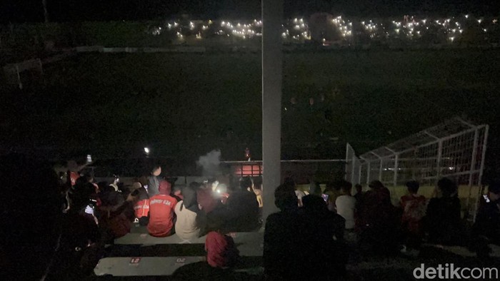 Kondisi saat mati lampu di Stadion BJ Habibie Parepare jelang laga PSM Makassar Vs Bhayangkara.