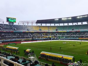 Pertandingan Persebaya Vs Persija di Stadion GBT Sepi Penonton