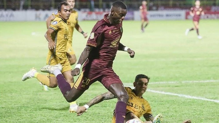 Striker PSM Makassar Adilson Silva dikawal ketat bek Bhayangkara FC dalam laga Liga 1 di Stadion Gelora BJ Habibie, Parepare.