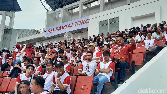 Suasana massa di dalam Stadion Jatidiri dalam rangka Dendang Sayang PSI Menang, Sabtu (9/12/2023).