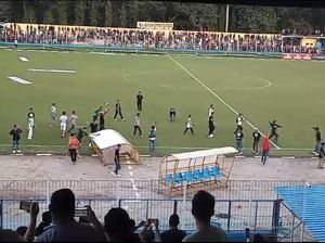 PSMS Ditahan Imbang PSPS, Suporter Masuk Lapangan-Rusak Bench