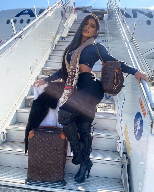 Tapi meski menyukai bentuk tubuh dan prosesnya menjadi She-Hulk, Suzy Cortez mengakui bahwa obsesinya mempengaruhi kehidupan cinta. “Ini sangat buruk untuk kehidupan seks karena aku menyimpan energi untuk dihabiskan selama lima jam latihan di gym. Pria tidak selalu mengerti yang mana itu menggelikan,” ujarnya. Foto: Instagram Suzy Cortez