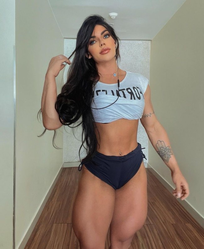 Demi tampilan She-Hulk, wanita 33 tahun tersebut harus meninggalkan gula selama dua tahun terakhir yang terinspirasi diet Arnold Schawarzenegger’s. Ia juga lebih fokus membentuk badan hingga tidak bisa meninggalkan gym. Foto: Instagram Suzy Cortez