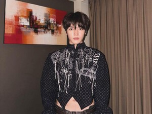 Taeyong NCT Pamer Gaya Pakai Baju Batik Gedog dari Tuban, Rancangan Mel Ahyar