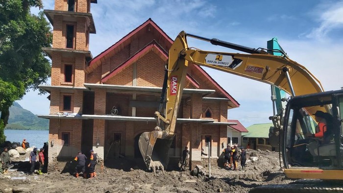 Tim SAR gabungan membersihkan material bekas longsor dan banjir bandang di Humbang Hasundutan, Sumut. (Dok Basarnas)