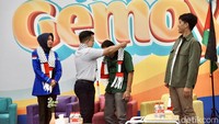 Pemandu acara memberikan syal bendera Indonesia-Palestina kepada para narasumber di Fanta HQ, Menteng, Jakarta, Jumat (8/12/2023).