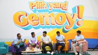 Ipang Wahid Praktisi komunikasi Publik, Sona Maesana Wakil Komandan TKN Fanta, Donan Abad Abdullah Komandan Tim Fanta First Voters, M Abid Al Akbar Ketua Dema UIN, Saddam Moderat dalam acara Talkshow Gemoy InspiraZ dan AspiraZ di Fanta HQ Jakarta Pusat, Jakarta, Sabtu 9 Desember 2023. TKN Pemilih Muda (Fanta) menggelar talk show bertema Menjahit Harapan dan Pesan GenZ untuk Pemimpin Bangsa Ke Depan bertempat di Markas Pemilih Muda TKN Fanta Prabowo-Gibran atau Fanta Headquarters (HQ), Jakarta, Sabtu (9/12/2023).