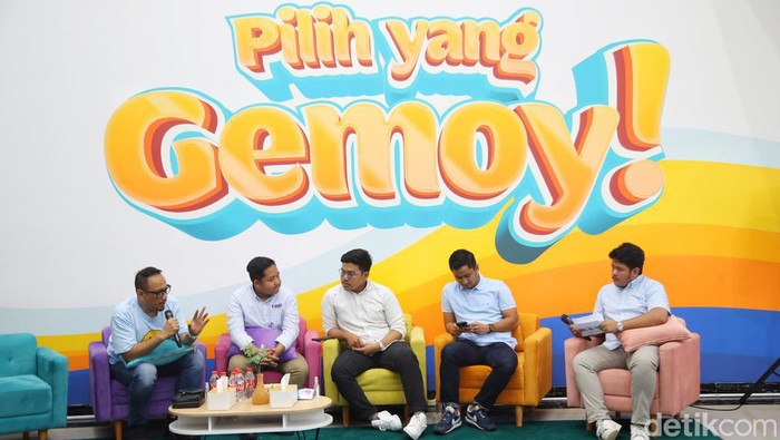 Ipang Wahid Praktisi komunikasi Publik, Sona Maesana Wakil Komandan TKN Fanta, Donan Abad Abdullah Komandan Tim Fanta First Voters, M Abid Al Akbar Ketua Dema UIN, Saddam Moderat dalam acara Talkshow Gemoy InspiraZ dan AspiraZ di Fanta HQ Jakarta Pusat, Jakarta, Sabtu 9 Desember 2023. TKN Pemilih Muda (Fanta) menggelar talk show bertema Menjahit Harapan dan Pesan GenZ untuk Pemimpin Bangsa Ke Depan bertempat di Markas Pemilih Muda TKN Fanta Prabowo-Gibran atau Fanta Headquarters (HQ), Jakarta, Sabtu (9/12/2023).