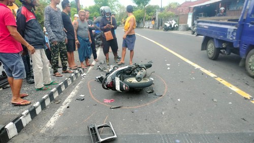 TKP pemuda tewas diduga korban tabrak lari di Jalan Raya Amlapura-Singaraja, Kecamatan Kubu, Karangasem, Jumat (8/12/2023). (dok. Polres Karangasem)