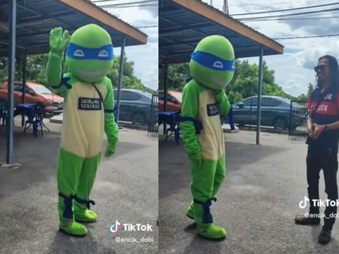 Video tentang seorang pria yang hadir ke acara pernikahan mantannya dengan memakai kostum Ninja Turtles. Video tentang seorang pria yang hadir ke acara pernikahan mantannya dengan memakai kostum Ninja Turtles.
