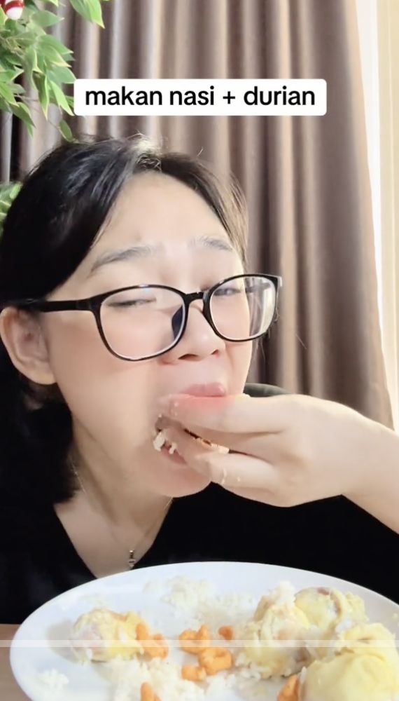 Wanita Ini Sarapan Nasi Pakai Durian, Netizen Sebut 'Sakit Jiwa'
