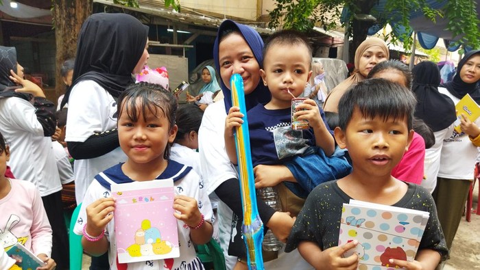 Warga Jakut kebagian susu dan buku dari cawapres Gibran Rakabuming Raka saat Deklarasi Buruh Indonesia Maju di Jakut, Sabtu (9/12/2023).