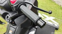 Kedua, ada handle grip spesial yang berbeda dari versi regular. Foto: Septian Farhan Nurhuda / detikOto