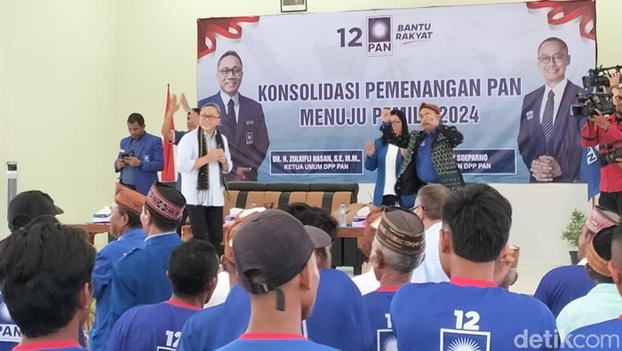 Ketum PAN Zulkifli Hasan kampanye di Labuan Bajo, Sabtu (9/12/2023).