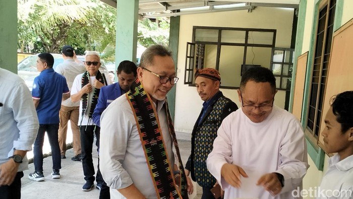 Ketua Umum PAN Zulkifli Hasan mengunjungi sekolah calon imam Katolik (Seminari) di Labuan Bajo, Kabupaten Manggarai Barat, NTT (9/12/2023) (Ambrosius Ardin)