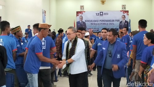 Ketua Umum PAN Zulkifli Hasan bersalaman dengan para kader partai dalam kegiatan Konsolidasi Pemenangan PAN menuju Pemilu 2024 dan kampanye Prabowo-Gibran di Labuan Bajo, Kabupaten Manggarai Barat, NTT (9/12/2023) (Ambrosius Ardin)