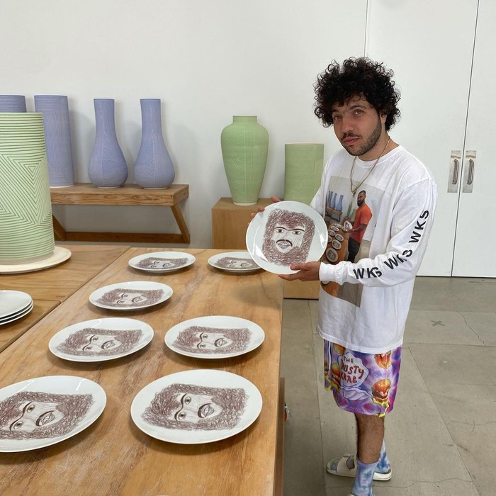 5 Potret Benny Blanco, Pria Kocak yang Jadi Pacar Baru Selena Gomez