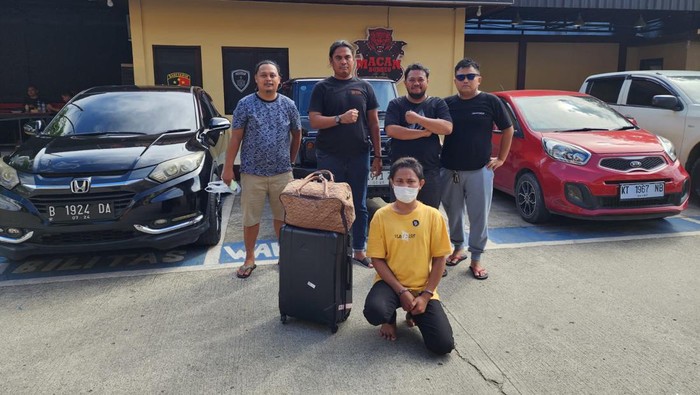 AD pemeran video mesum di media sosial Instagram saat diamankan di Samarinda.