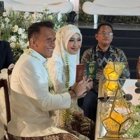 Pernikahan Adiba Khanza dan Egy Maula Vikri digelar Minggu (10/12/2023) di Hallf Patiunus, Kebayoran Baru, Jakarta Selatan. Melalui unggahan Instagram antzcreator diketahui Egy menikahi Adiba dengan mas kawin 46 gram logam mulia, 14 gram perhiasan dan 1210 Euro. Foto: dok fitriarifinfw