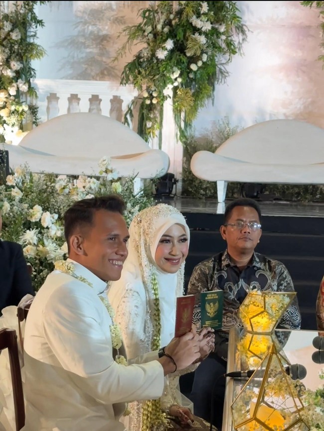 Pernikahan Adiba Khanza dan Egy Maula Vikri digelar Minggu (10/12/2023) di Hallf Patiunus, Kebayoran Baru, Jakarta Selatan. Melalui unggahan Instagram antzcreator diketahui Egy menikahi Adiba dengan mas kawin 46 gram logam mulia, 14 gram perhiasan dan 1210 Euro. Foto: dok fitriarifinfw