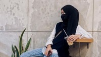 Begini gaya santai Adiba Khanza saat menikmati segelas es kopi susu yang creamy di sebuah kafe. Posenya juga tampak keren lho! Foto: Instagram @adiba.khnza