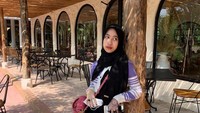 Tak hanya momen ngopinya, tapi Adiba juga kerap mengabadikan momennya berpose di bagian depan kafe. Seperti yang terlihat pada foto berikut ini. Foto: Instagram @adiba.khnza