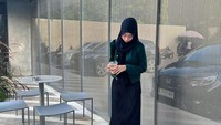 Tampaknya Adiba menyukai sajian kopi. Karena, setiap momennya di kafe pasti terlihat sedang memnikmati segelas es kopi susu. Foto: Instagram @adiba.khnza