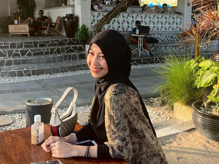 Adiba Khanza, Putri Mendiang Uje yang Hobi Ngopi di Kafe