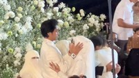 Momen haru setelah akad nikah. Abidzar terlihat menatap sang kakak dengan penuh kasih. Foto: instagram ANTZCREATOR’S FAMILY