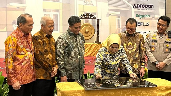 Akad Kredit Massal KPR Bank BTN di Serang Masih dalam rangkaian perayaan HUT KPR ke-47, BTN berkomitmen sebagai kepanjangan tangan Pemerintah terus berperan meningkatkan ekonomi nasional melalui sektor perumahan.