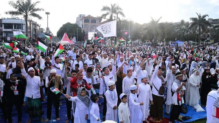 Aksi bela Palestina dalam momen Hari HAM sedunia di Istana Maimun Medan.