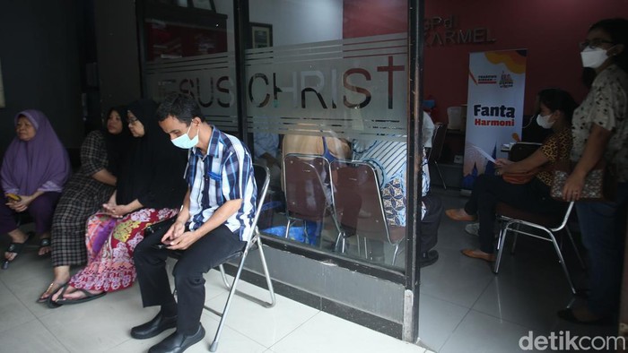 Aksi Sosial TKN Fanta Lintas Agama di Gereja Jakarta Sejumlah Tim Kampanye Nasional (TKN) Pemilih Muda (Fanta) Prabowo-Gibran membersihkan Gereja di GPdI Karmel, Jakarta, Minggu (10/12/2023).