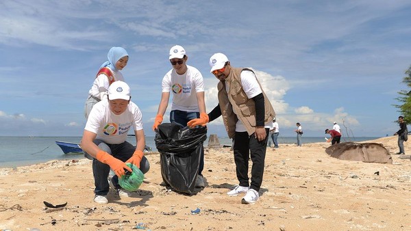 Aksi Tanam 5.000 Bibit Terumbu Karang di Pulau Samalona Makassar