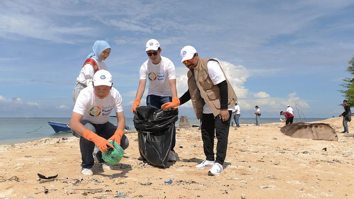 Estafet Peduli Bumi Asuransi Astra kembali ke Makassar. Kali ini melakukan transplantasi 5.000 terumbu karang di Pulau Samalona.