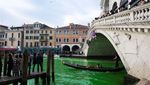 Aktivis Iklim Bikin Air Kanal Venesia Hijau Protes KTT COP28