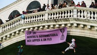 Para pengunjuk rasa dari Extinction Rebellion membentang spanduk menentang kebijakan pemerintah terkait perubahan iklim.